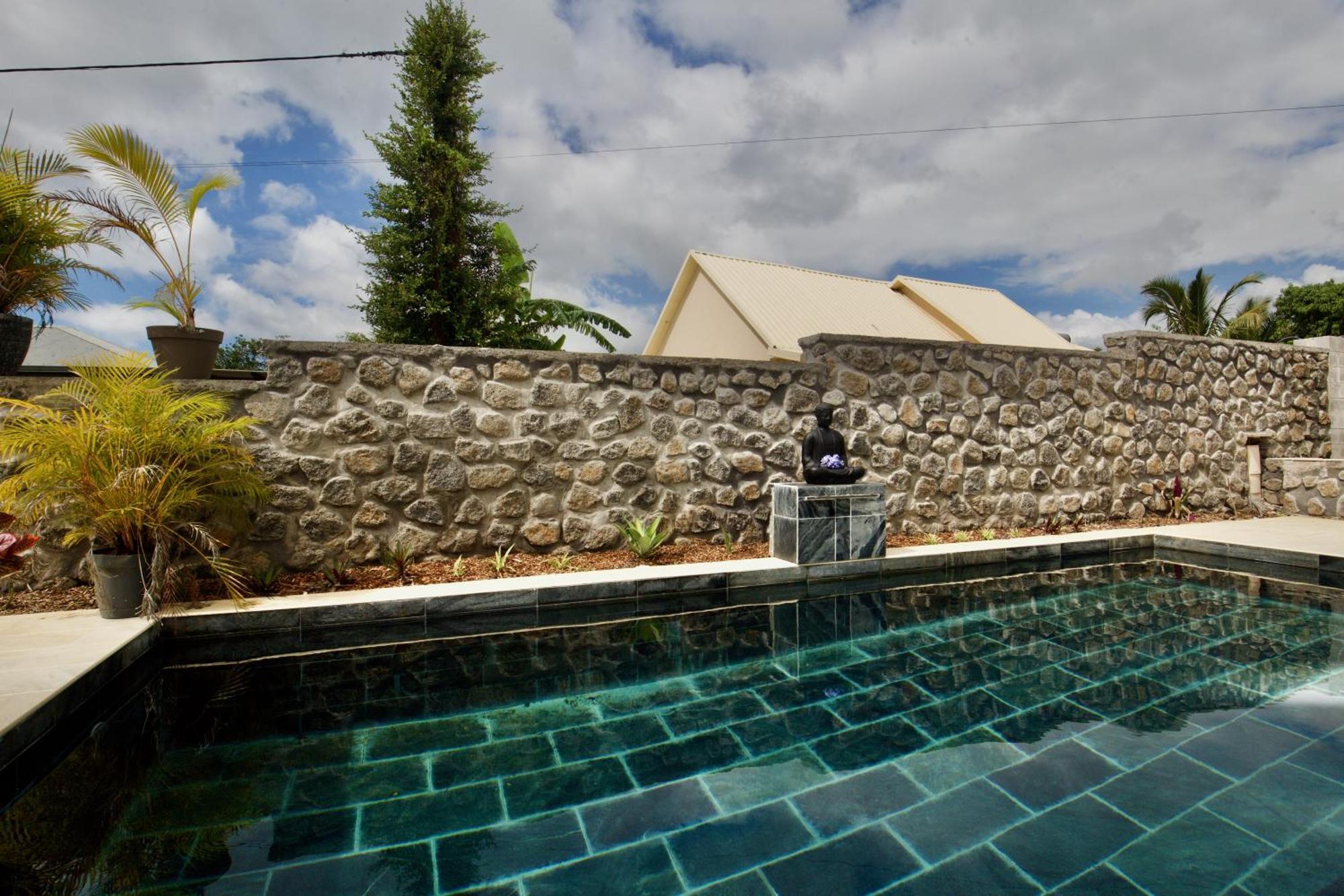 Le Beau Vallon 1- Jacuzzi Privatif Et Piscine Chauffee Partagee Сен-Бенуа Экстерьер фото
